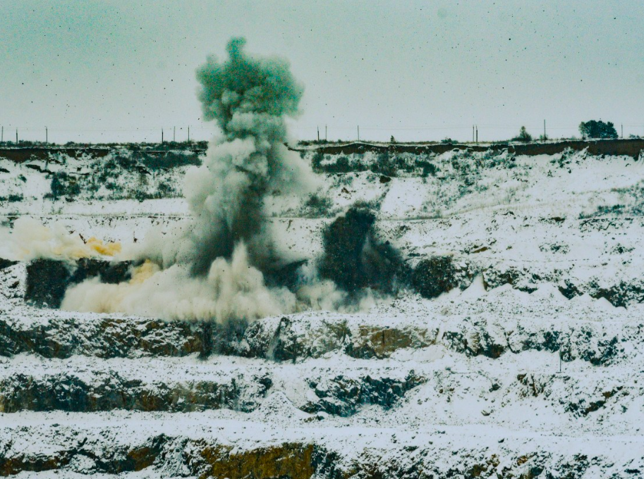 Фото Взрывные работы в карьере, производственные рекорды и поддержка сотрудников. Управляющий директор АО «Искитимцемент» Владимир Скакун о настоящем и будущем предприятия 3